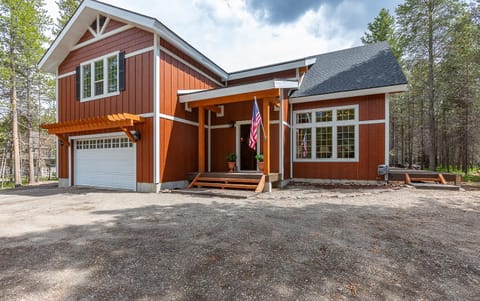 Uncle Chris Cabin by KABINO Air Conditioning Smart TVs Chefs Kitchen Spacious WiFi Grill Bills Island Reservoir Fishing Cabin in Island Park