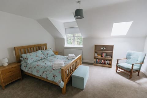 Bed, Library, Living room, Photo of the whole room, Seating area, Bedroom