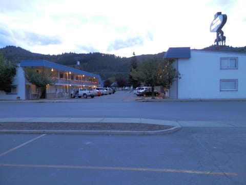 Facade/entrance, Area and facilities