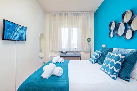 Bed, TV and multimedia, Photo of the whole room, Bedroom, towels