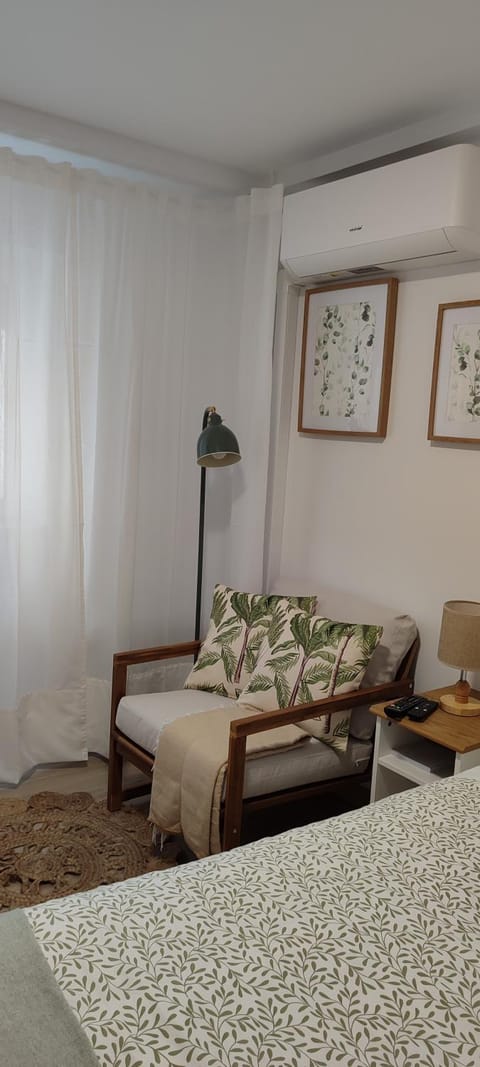 TV and multimedia, Seating area, Bedroom, air conditioner