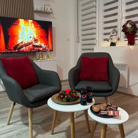 TV and multimedia, Living room, Food and drinks, Seating area, Food