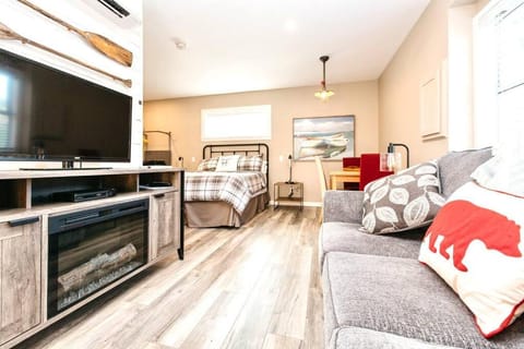 RainCoast Retreat at Shawnigan Lake! Apartment in Shawnigan Lake