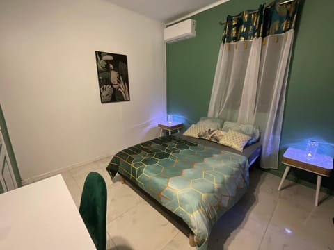 Photo of the whole room, Bedroom