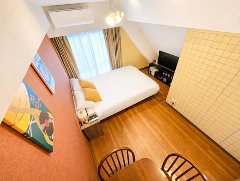 Bed, TV and multimedia, Seating area, Bedroom