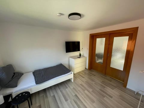 Bed, TV and multimedia, Photo of the whole room, Bedroom