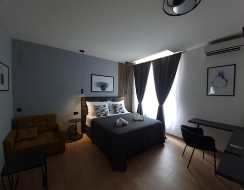 Bed, Living room, Photo of the whole room, Seating area, Bedroom, air conditioner