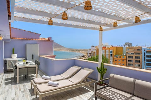 View (from property/room), Balcony/Terrace, Dining area, Sea view, sunbed