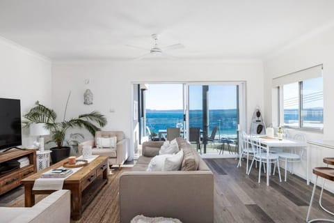 TV and multimedia, View (from property/room), Balcony/Terrace, Living room, Seating area, Dining area, Sea view