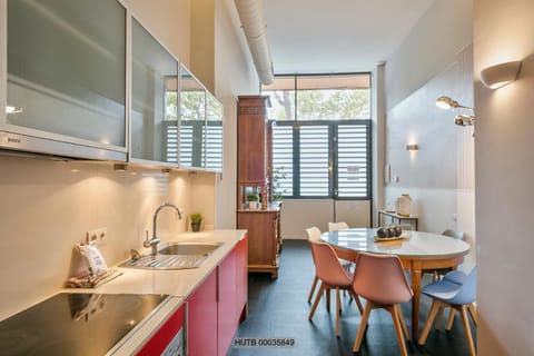 Kitchen or kitchenette, Dining area, minibar, stove