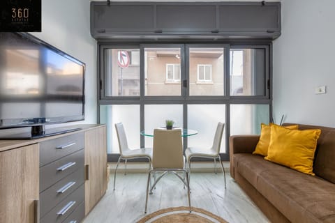 TV and multimedia, Kitchen or kitchenette, Living room, Seating area, Dining area