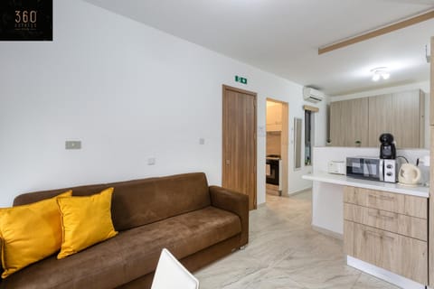 Coffee/tea facilities, Kitchen or kitchenette, Living room, Seating area, minibar, toaster