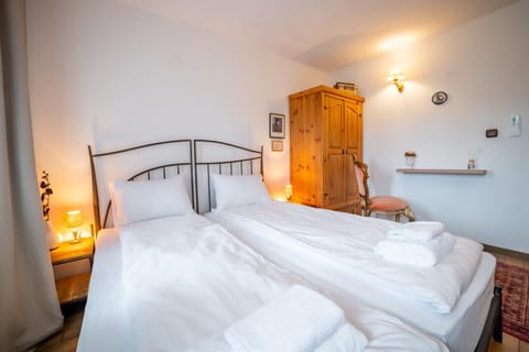 Bed, Bedroom, towels, towels, wardrobe