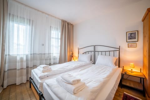 Bed, Bedroom, towels, towels