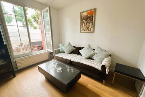 Cosy Town house with its beautiful terrace House in Deauville