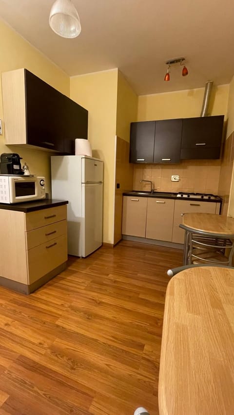 Kitchen or kitchenette, Dining area, minibar, oven, stove