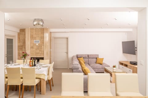 TV and multimedia, Living room, Food and drinks, Seating area, Dining area, Drinks