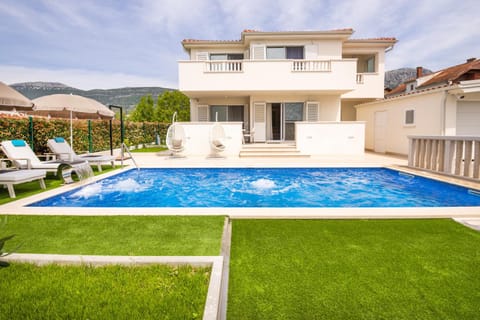 Property building, Day, Pool view, Swimming pool, sunbed