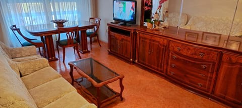 TV and multimedia, Living room, Seating area, Dining area