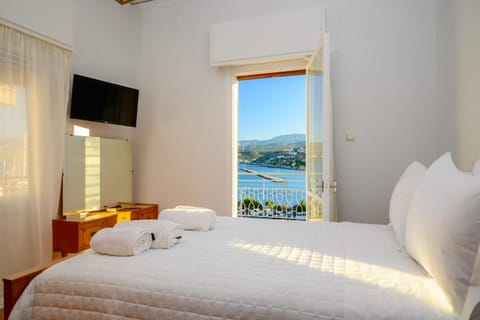 Bed, Natural landscape, TV and multimedia, Bedroom, towels