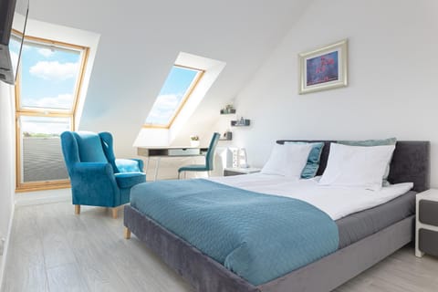 Bed, Photo of the whole room, Seating area, Bedroom
