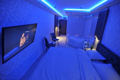Communal lounge/ TV room, Bed, Hot Spring Bath, TV and multimedia, Photo of the whole room, Evening entertainment, Bedroom