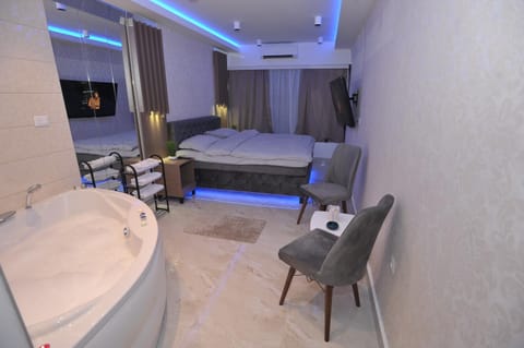 Bed, Hot Tub, TV and multimedia, Living room, Photo of the whole room, Seating area, Bedroom, Bath, towels