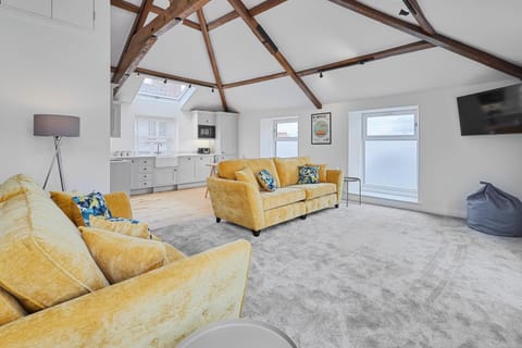 TV and multimedia, Kitchen or kitchenette, Living room, Seating area