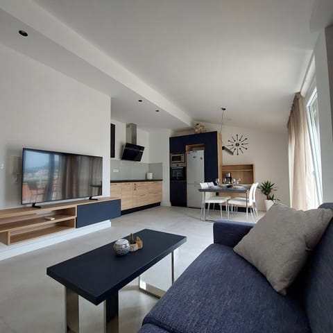 TV and multimedia, Kitchen or kitchenette, Living room, Seating area