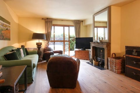 Communal lounge/ TV room, Living room