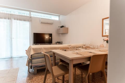 TV and multimedia, Living room, Seating area, Dining area