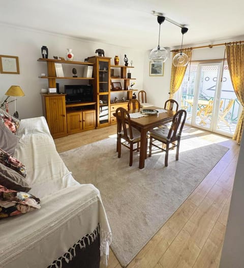 Communal lounge/ TV room, TV and multimedia, Living room, Dining area