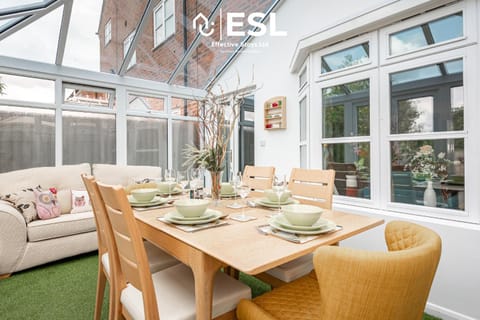 4 Bedroom Townhouse 10mins walk from Shrewsbury Town Centre with Parking House in Shrewsbury