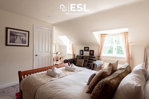 4 Bedroom Townhouse 10mins walk from Shrewsbury Town Centre with Parking House in Shrewsbury