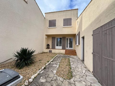 Property building, Day, Neighbourhood, Other