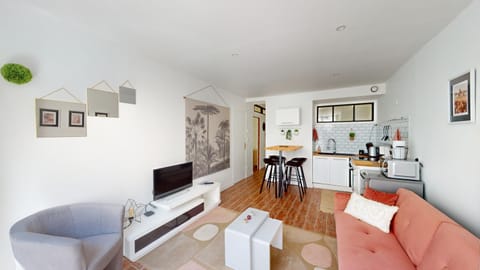 Communal lounge/ TV room, TV and multimedia, Coffee/tea facilities, Living room, Seating area, Dining area, minibar, pet friendly, stove, toaster