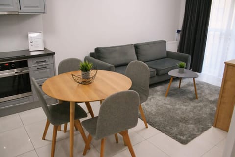 Kitchen or kitchenette, Living room, Seating area, Dining area, minibar, stove