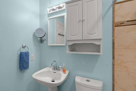 Cozy Home Across from Base, Close to Airport & Beaches House in North Charleston