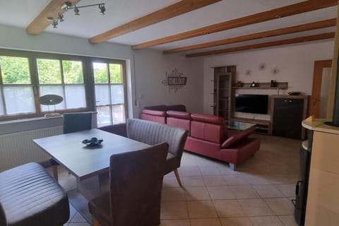 TV and multimedia, Living room, Seating area, Dining area