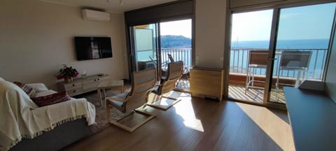 Natural landscape, TV and multimedia, View (from property/room), Balcony/Terrace, Seating area, Sea view
