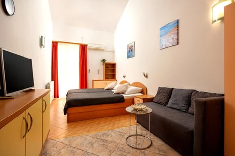 Bed, TV and multimedia, Seating area, Bedroom