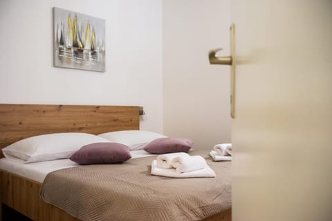 Bed, Bedroom, towels