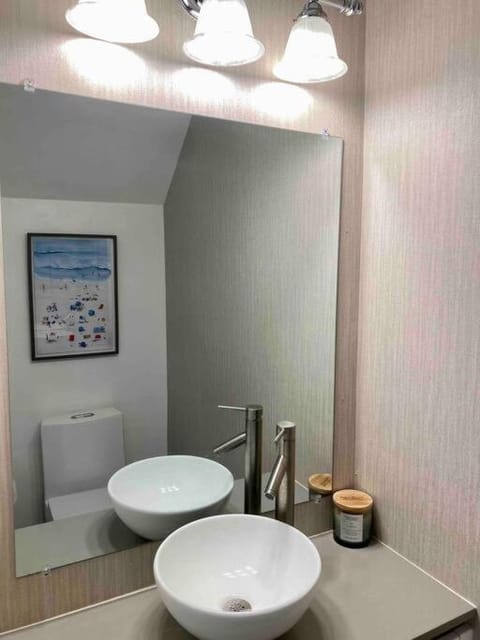 Endless Summer -Updated Townhome, 3-5 minute walk to the beach! House in Indian Harbour Beach