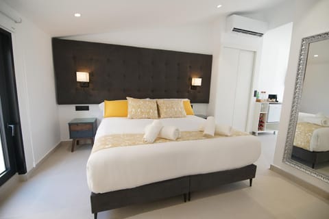 Bed, Bedroom, towels, wardrobe