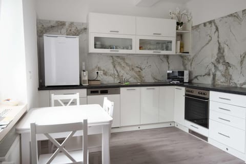 Kitchen or kitchenette, Dining area, dishwasher, minibar, pet friendly