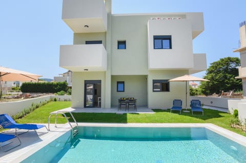 Property building, Patio, Day, Pool view, Swimming pool, sunbed