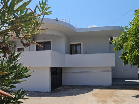 Luli Studios Apartment in Ksamil
