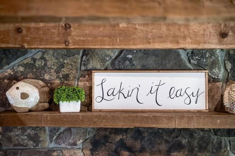 Rustic Cabin, Dock, Firepit, Kayaks & Games Cabin in Lynchburg