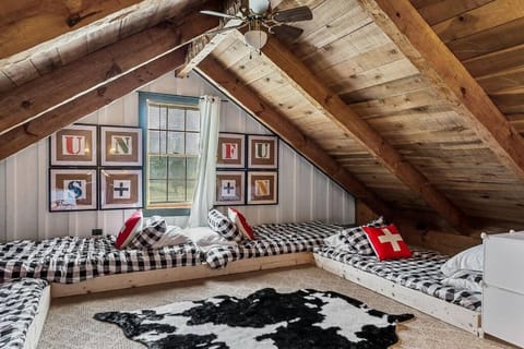 Rustic Cabin, Dock, Firepit, Kayaks & Games Cabin in Lynchburg