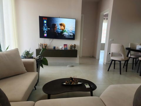 TV and multimedia, Living room, Evening entertainment